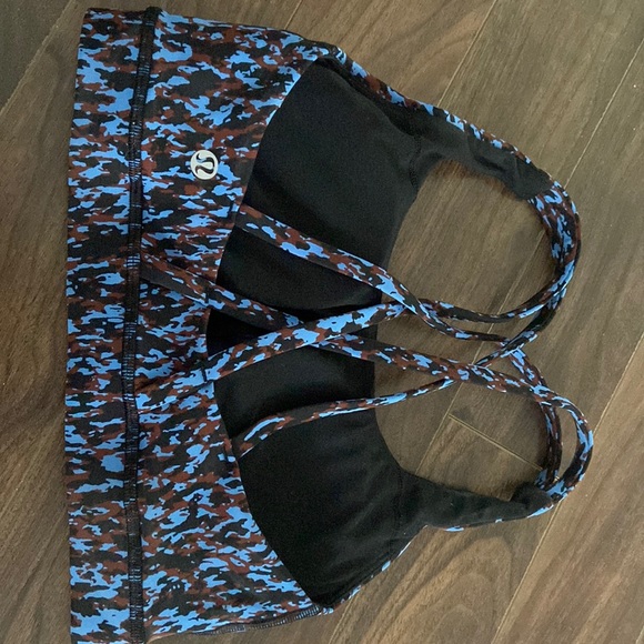 Lululemon sports bra size 4. - Picture 2 of 3